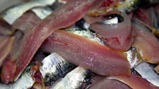 Эта рыба просто кишит паразитами: мы ее подаем на стол и даем детям. В ней нашли 10-метровых червей