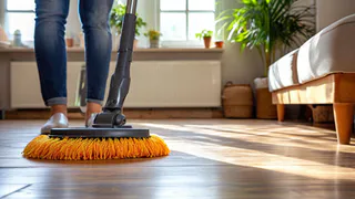 Начала мыть полы соленой водой — перемены в доме заметила вся семья: вот для чего я добавляю соль в ведро