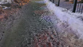 «Вся улица Менделеева в снежной каше и лужах»