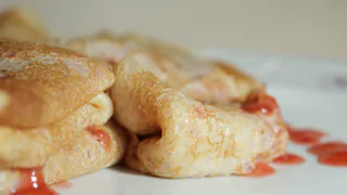 Заменила часть муки этим ингредиентом — блины получились кружевные и тянутся, как шёлк