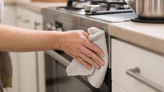 Забудьте про соду и уксус: жир с ручек плиты без проблем отмоет другое средство — даже снимать не придётся