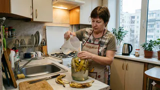 Заливаю банановую кожуру в банке водой: настаиваю 3 дня и и на полив - рассада пышет здоровьем