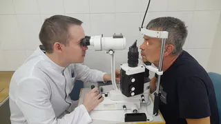 В Чебоксарах офтальмологи помогли пациенту с производственной травмой