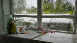 Следы от скотча или наклеек уберете за мгновение: просто протрите этим доступным средством