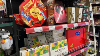 Горький яд в фантике: Роскачество назвало конфеты, которые ни в коем случае нельзя давать детям