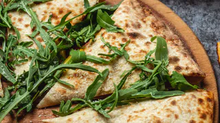 Берем кефир и творог — через 10 минут наслаждаемся лепешками вкуснее сырников: просто, быстро и сытно