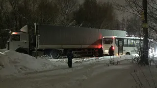 Из-за нечищенных дорог: в Рязани столкнулись фура и автобус