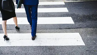 Обрабатываем джинсы этим в ноябре — и о брызгах грязи забываем навечно: простой лайфхак