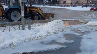 Второй прорыв за неделю: на улице Семинарская произошла авария на водопроводе