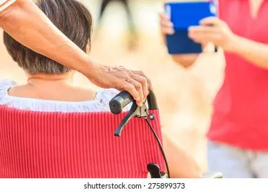 Россиянам напомнили о том, кто имеет право на социального работника