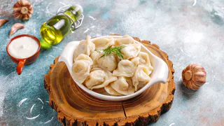 Не вода и не соль: вот что добавляли в кастрюлю, чтобы пельмени были упругие и не разваривались — секрет от поваров СССР