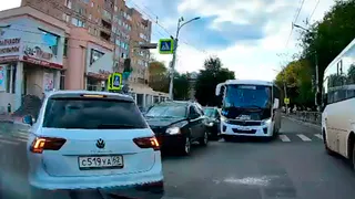 В Рязани водитель маршрутки пытался объехать пробку на улице Грибоедова