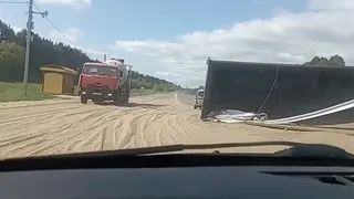 В Янтиковском районе перевернулся прицеп с зерном