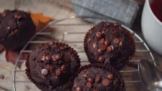 Смешать тесто и шоколад — на выходе будут кексы, вкус которых впечатлит с первых секунд: выпечка получается воздушной и влажной