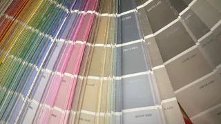 Клеить обои уже не модно: новый материал на жидкой основе захватил интерьеры стильных квартир — эффектно, бесшовно, долговечно