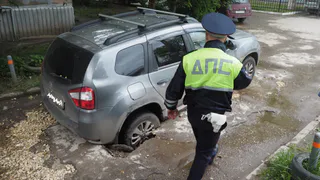 В ямку - бух: в Шлаковом провалился асфальт, а вместе с ним - и машина