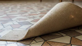 Ламинат уже прошлый век: копеечная замена досок – стелим в один слой, а пол теплющий и зимой не холодно