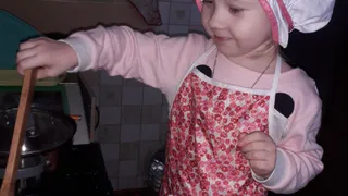 "Я у мамы молодец": Рязанка похвасталась, что дочь научилась готовить кашу