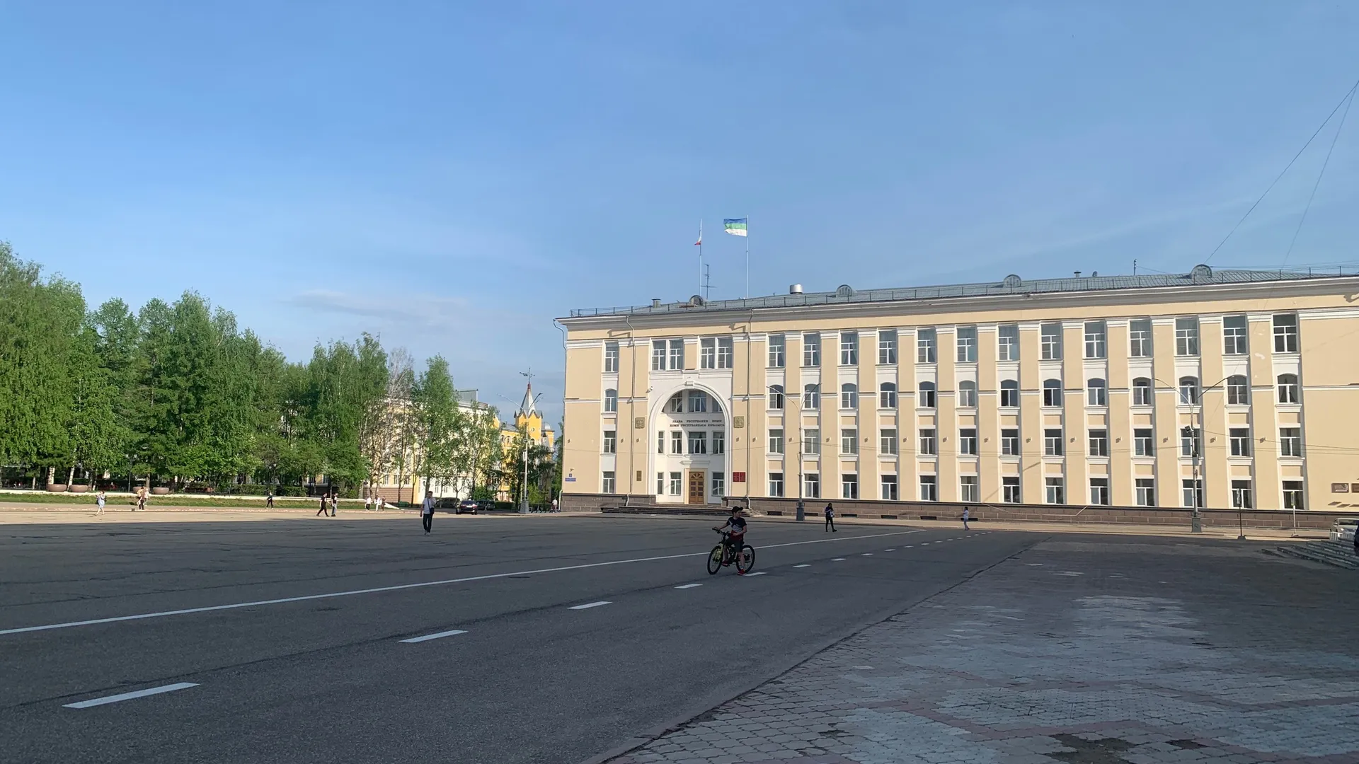 В Сыктывкаре изменят правила использования флага в траурные дни