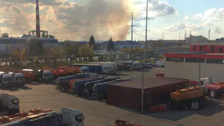 Загорелась сухая трава: на окраине Рязани горит кладбище