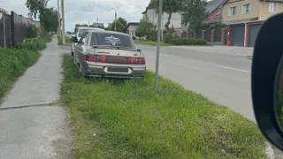 Участки земли под парковку машин в Магнитогорске превращаются во временные свалки автохлама