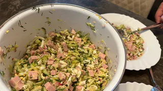 Не все могут догадаться из чего я готовлю этот замечательный салат. Всего два основных ингредиента, а вкуснота невероятная