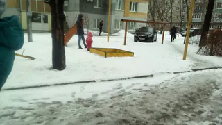 Рязанские водители паркуются на детских площадках