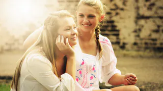 Улыбается и говорит правильно — но одна привычка выдает низкую натуру сразу