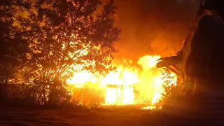 Крупный пожар в Скопине - сгорели сараи и гаражи