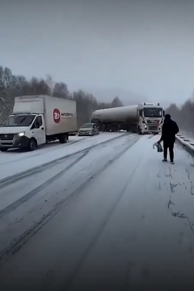 В Челябинской области водитель не удержал фуру на гололеде и перекрыл дорогу