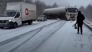 В Челябинской области водитель не удержал фуру на гололеде и перекрыл дорогу