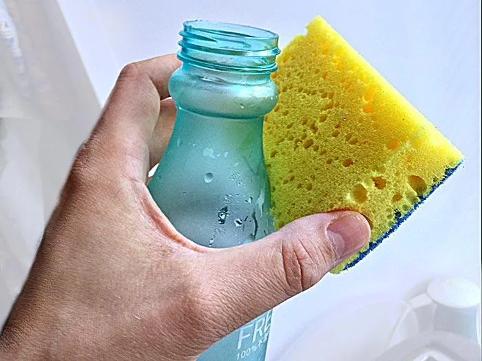 Моем неудобную емкость рисом