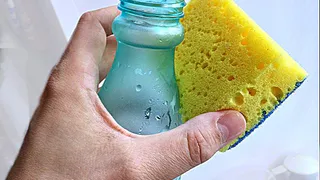 Моем неудобную емкость рисом