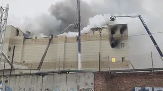 В страшном пожаре в кемеровском торговом центре погибли 56 человек. Все, что известно к этой минуте