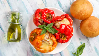 Хит Новогоднего стола стола, который готовится за 10 минут: Помидоры с чесночной «шапочкой»
