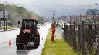 От грязи и пыли: на Московском шоссе моют разделительные заграждения