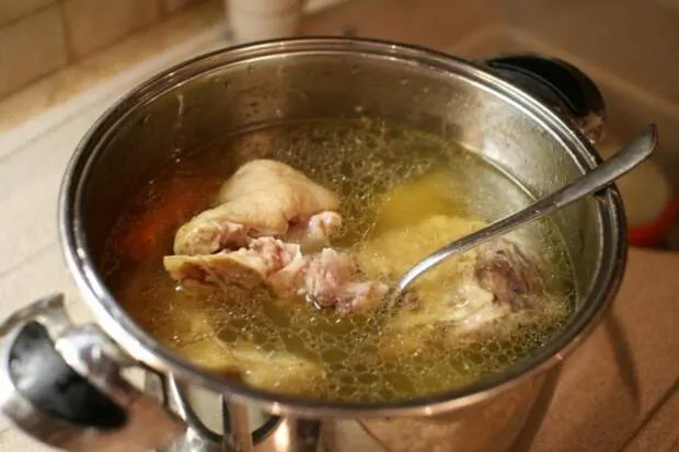 Шеф-повар ставит жирную точку в вековом споре: нужно ли сливать первый бульон