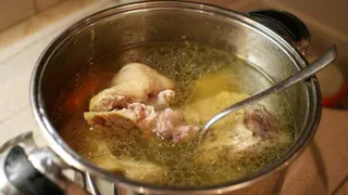 Шеф-повар ставит жирную точку в вековом споре: нужно ли сливать первый бульон