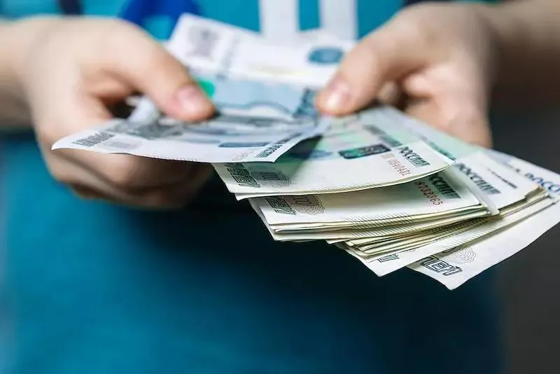 В России оклады бюджетников уровняют