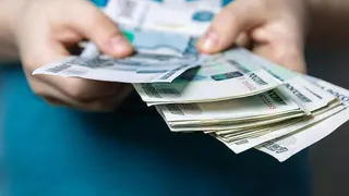 В России оклады бюджетников уровняют