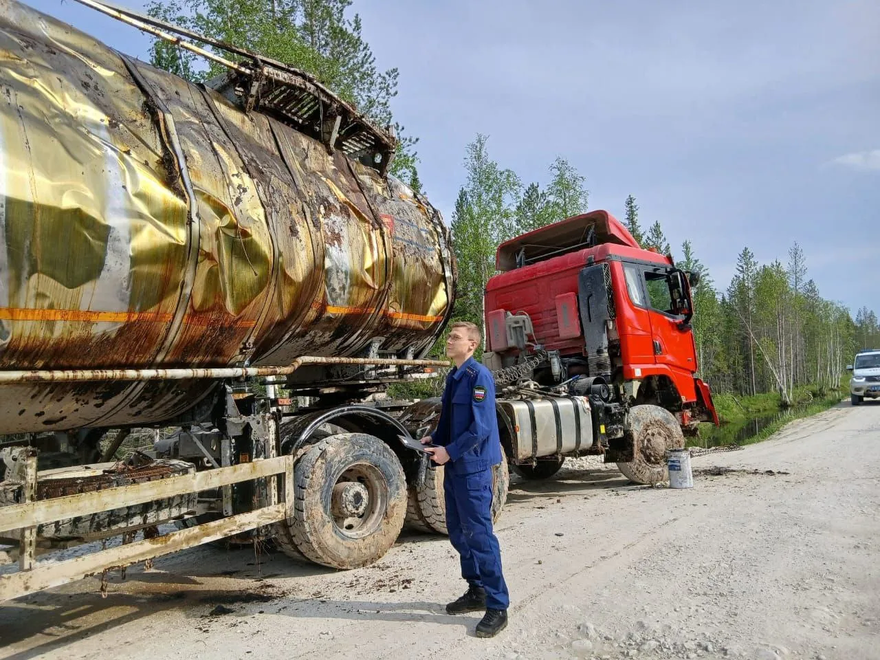 Прокуратура Коми взяла под контроль разлив нефти после аварии автоцистерны