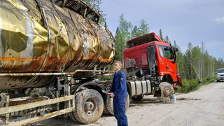 Прокуратура Коми взяла под контроль разлив нефти после аварии автоцистерны