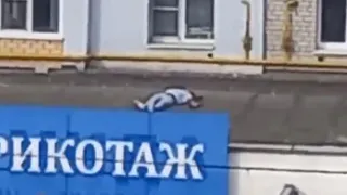 Стала известна личность мужчины, выпавшего из окна на улице Новоселов
