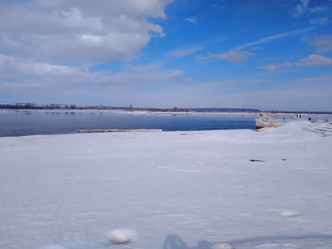 В Нижнекамске на Каме начался ледоход