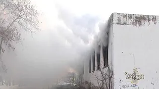 Пристанище бродяг: в Нижнекамске сгорело нежилое здание, расположенное за школой