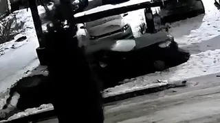 Автомобиль упал в провал на улице Пугачёва в Рязани