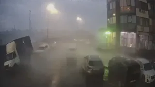 В рязанском ЖК из-за ураганного ветра опрокинулась «Газель»