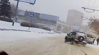 Как НЕ нужно входить в поворот - Шевроле Ниву занесло в центре Рязани. Видео