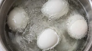 Пол чайной ложки в воду – и скорлупа слетит сама: проверенный способ