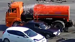 В Рязани водовоз устроил легковушке бесплатный душ на дороге